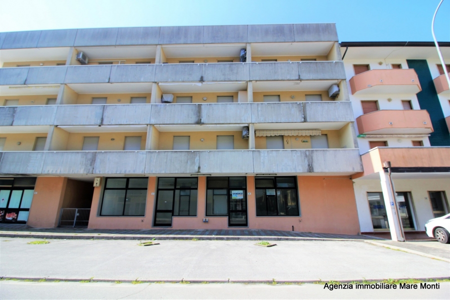 Rif.14RM - Ampio negozio in centro 